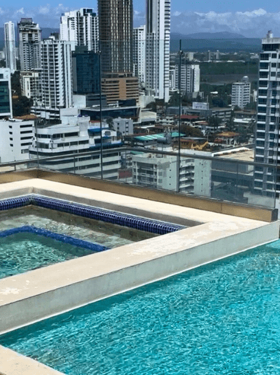 A rooftop pool and jacuzzi, overlooking panama city