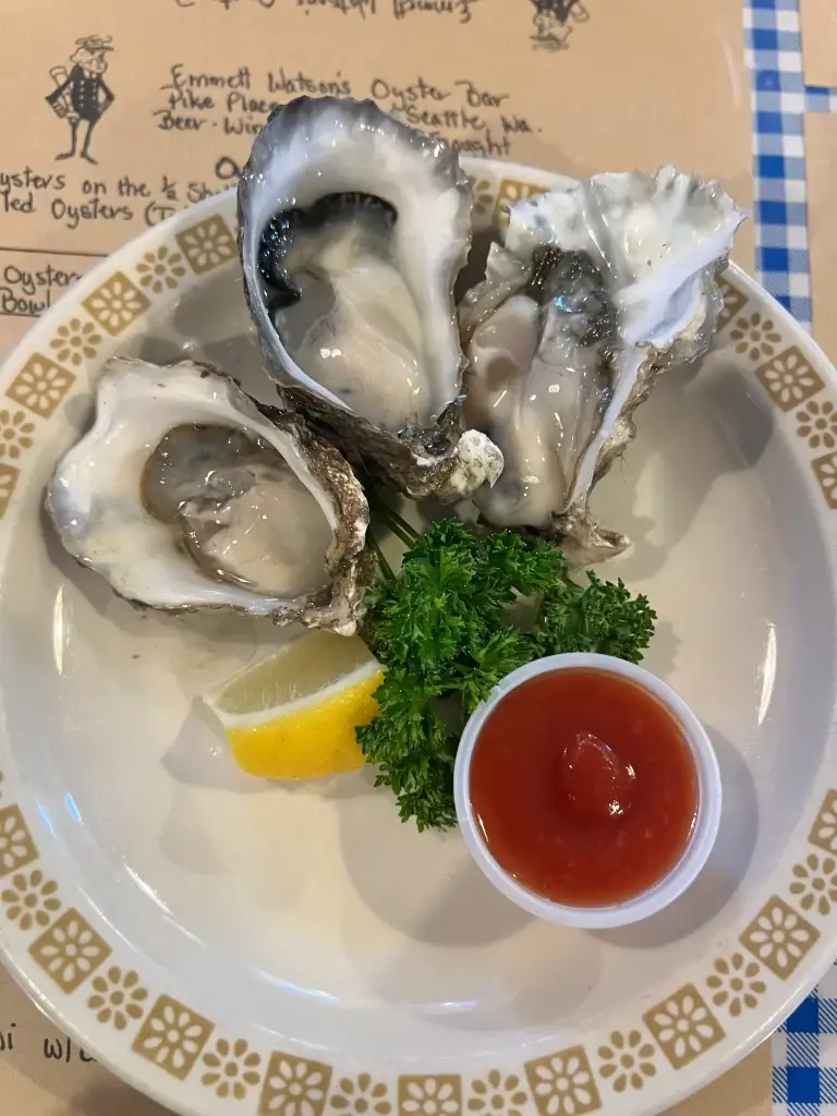 A plate of 3 oysters